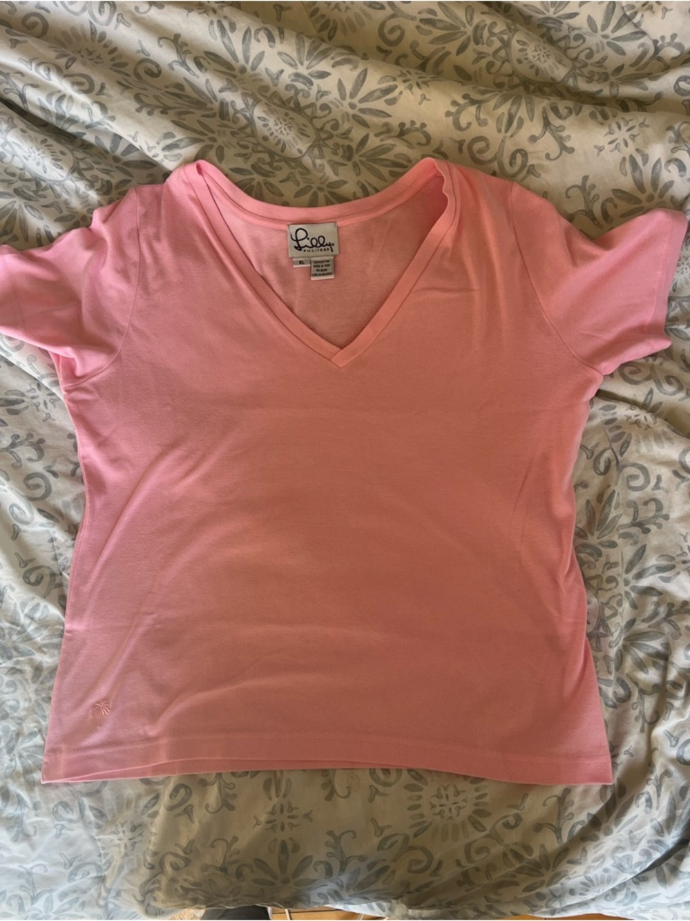 Vintage Lilly Pulitzer Pink V-Neck Tee – Women’s Size XL 🌸